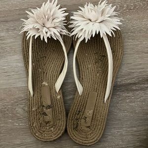 They are Hawaiian flower sandals size small/size 3